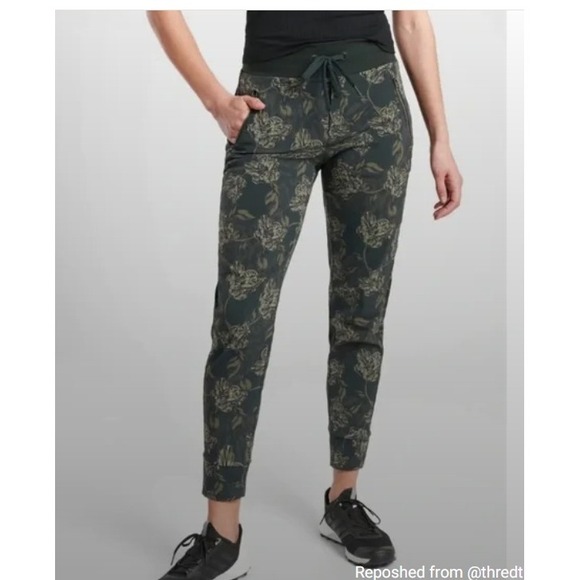 Athleta Trekkie North Jogger Pants Terra Firma Olive‎ Floral Print Plus 26 Nylon - Picture 1 of 8